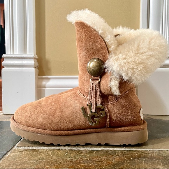 UGG Bailey Button~UGG Charms•5•Chestnut•Shearling Lined Boots From UGG Australia - Picture 3 of 12